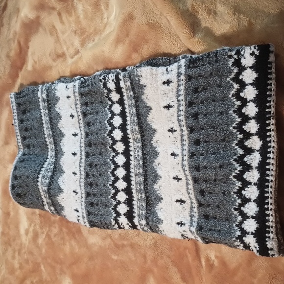 American Eagle Outfitters infinity scarf - Picture 3 of 3